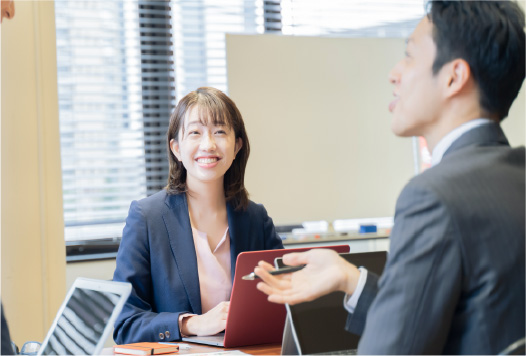 打ち合わせをする社員たち